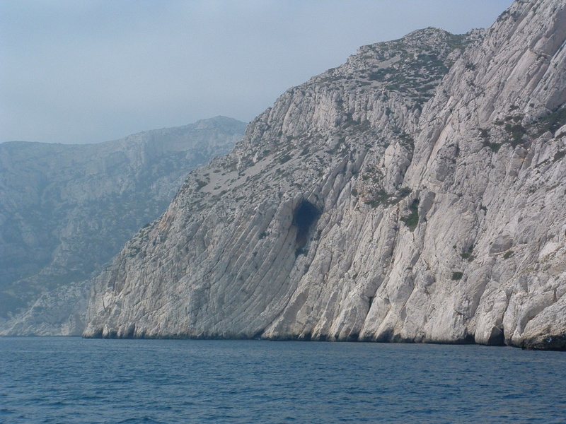 Grotte dans les falaises calanque